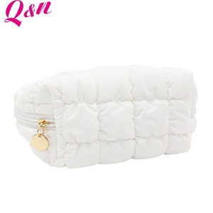 2025 Q & N vente en gros femmes blanc matelassé maquillage organisateur grande capacité sac cosmétique résistant à l'eau fermeture éclair sur le pouce à la mode - Product Image 6