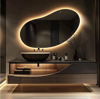 Meuble-lavabo flottant de luxe personnalisé avec miroir LED rétroéclairé irrégulier, vasque noire en pierre frittée et design cannelé, idéal pour hôtels