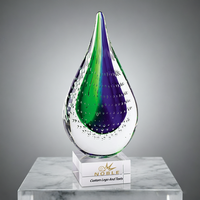 Trophée en verre soufflé artisanal multicolore décoratif en forme de goutte d'eau sur socle en cristal transparent