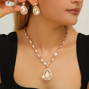 Nuevo Conjunto de Collar y Pendientes de Aleación de Zinc con Incrustaciones de Diamantes de Imitación Blancos y Gota de Agua Grande para Mujer - Product Image 1