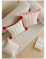 Housse de coussin décorative en peluche courte crème avec insert, pompons et imprimé cerises pour canapé de salon