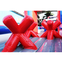 Parcours d'obstacles gonflable rouge, blanc et bleu avec toboggan pour course de défi gonflable, idéal pour le carnaval et le team building
