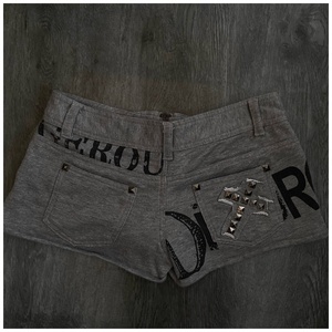 Shorts style américain à fermeture éclair cloutée, motif graffiti, taille basse, sexy, amincissant, coupe moulante, style Y2K, pour un look audacieux et sombre - Product Image 2