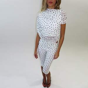 ชุดเซ็ตเสื้อครอปคอสูงลายจุดพร้อมกางเกงขายาวผ้าตาข่ายซีทรูสำหรับผู้หญิงจาก Voikerdr เหมาะสำหรับใส่ไปเที่ยวคลับ - Product Image 2