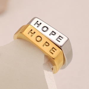 Anillo largo con letras en inglés chapado en oro de 18 quilates de acero inoxidable, nuevo diseño de nicho de Europa y América, accesorio de moda único - Product Image 1