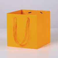 Sac cadeau en papier kraft blanc de qualité supérieure avec impression offset et logo en feuille d'or pour l'emballage de cosmétiques et de bijoux de luxe