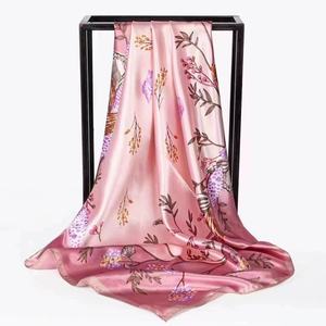 Elegante Sciarpa in Raso di <span class=keywords><strong>Seta</strong></span> con Motivo Floreale Argento e <span class=keywords><strong>Blu</strong></span> per Donna, Accessorio di Lusso, <span class=keywords><strong>Foulard</strong></span> Quadrato Grande 90cm e Copricapo - Product Image 2