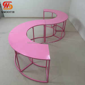 Table de présentation ronde en forme de S rose lisse pour gâteaux de mariage et événements festifs - Product Image 1