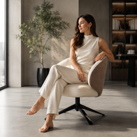 Fauteuil pivotant moderne en tissu bicolore italien avec base araignée en métal noir pour salon, hall, hôtel, bureau commercial ou projet.