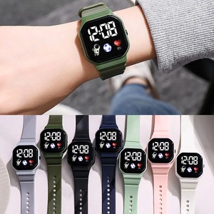Montre électronique numérique LED à motif football <span class=keywords><strong>pour</strong></span> enfants, boîtier carré avec fonction plongée, vente en gros à prix réduit - Product Image 2