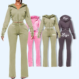 Tuta Sportiva Personalizzata da Donna Stile Y2K con Pantaloni a Zampa, Felpa con Zip e Applicazioni Ricamate, Completo Sportivo a 2 Pezzi - Product Image 1