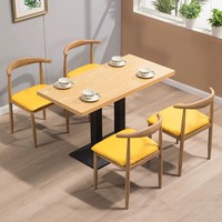 Ensemble de meubles de café élégants Tables en bois et chaises rembourrées parfaites pour un usage commercial