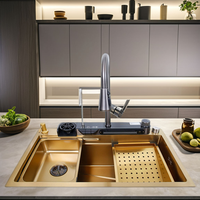 Évier de cuisine cascade intelligent en acier inoxydable doré, associé à un robinet intelligent, le rendant plus pratique à utiliser