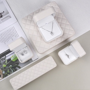 Caja de Joyería con Diseño de Líneas a Cuadros Blancos, Caja de Joyería de Cuero Suave, Venta al por Mayor de Cajas de Joyería de Alta Calidad - Product Image 3