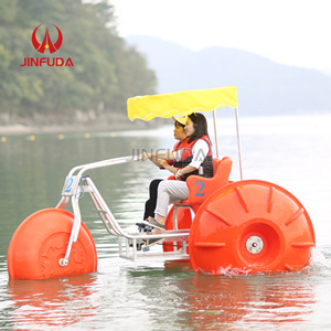 Triciclo Acuático para Dos Personas con Ruedas Flotantes Grandes Naranjas y Toldo Amarillo para Paseos por el Lago - Product Image 1