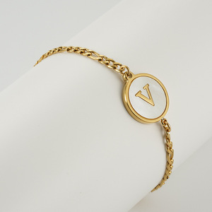 Pulsera de Acero Inoxidable con Letras para Mujer, Venta al Por Mayor |   Pulsera con Dije Inicial de 26 Letras del Alfabeto en Concha Natural y Oro PVD de 18K - Product Image 6