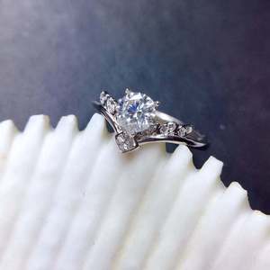 Anello da Donna a V con Zirconia Cubica, Anello con Micro Pavé di Zirconi Rotondi, Gioiello per Fidanzamento - Product Image 3