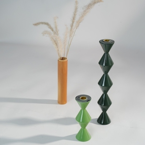 Chandelier en bois tourné brillant laqué fait main, grand support de bougie pour la décoration de table de mariage ou de salle à manger - Product Image 1