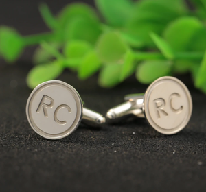 Graver des <span class=keywords><strong>boutons</strong></span> <span class=keywords><strong>de</strong></span> <span class=keywords><strong>manchette</strong></span> personnalisés en <span class=keywords><strong>argent</strong></span> sterling pour hommes 2 <span class=keywords><strong>initiales</strong></span> personnalisées Nom Logo <span class=keywords><strong>Boutons</strong></span> <span class=keywords><strong>de</strong></span> <span class=keywords><strong>manchette</strong></span> Cadeaux d'anniversaire - Product Image 4