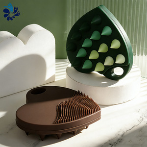 แปรงนวดศีรษะซิลิโคนรูปหัวใจ ขนแปรงนุ่ม สำหรับบรรเทาอาการปวดหนังศีรษะ ใช้ในร้านทำผม - Product Image 1