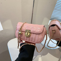Sac bandoulière matelassé mini carré pour femme en cuir PU brillant avec rabat et chaîne dorée, idéal pour le quotidien