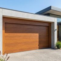 Puerta de Garaje Seccional de Aluminio Negra Moderna Personalizada, Puerta de Garaje Automática Residencial con Ventanas de Rejilla