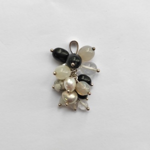 Colgante de Plata 925 con Ágata Gris/Negra, Cuarzo y Perla - Product Image 1