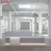 Comptoir de réception en marbre blanc italien cannelé en pierre Corian pour hôtel, salon de beauté, mobilier de hall