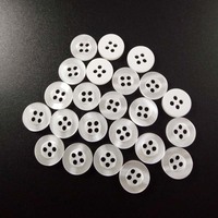 Boutons Fantaisie en Gros Prêts à l'emploi Ronds à 4 Trous en Résine Polyester Blanc Nacré Boutons pour Chemises Polo/Vêtements