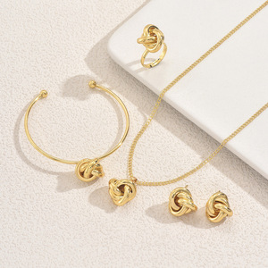 Ensemble de bijoux de style européen et américain, collier, boucles d'oreilles, bracelet, design nœud doré, accessoires de mode pour femmes - Product Image 3