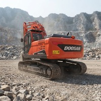 En stock, excavatrice Doosan DX225LC d'occasion, idéale pour les travaux d'ingénierie municipale, l'excavation de chantier et la remise en état des terres