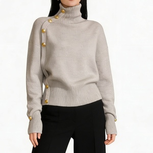 Pull en maille à col roulé pour femme - Détail boutons dorés, coupe ample, tendance - Product Image 1