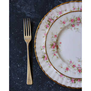Juego de Vajilla de Cerámica de Lujo Paragon de 16 Piezas, Plato de Porcelana con Rosas y Oro Puro, Estilo Europeo, Servicio para Hoteles - Product Image 1