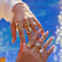 Zirkonia-Verlobungsring 18K Vergoldeter Edelstahl Geometrische Linien Zierlicher Weißer Stein Schmuck Maßanfertigung Großhandel OEM