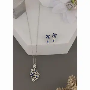 Collier pendentif floral bleu et blanc en argent sterling 925 avec boucles d'oreilles assorties, ensemble de bijoux couleur saphir étincelant - Product Image 1