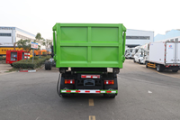Camion à ordures compacteur Howo 7cbm 4X2, boîte de vitesses manuelle, camion à ordures hydraulique à levage par crochet