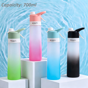 ขวดน้ำพลาสติกไล่สีขนาด 700 มล. พร้อมฝาแบบมีบานพับ ปลอดสาร BPA สำหรับการเดินทางกลางแจ้ง ดีไซน์ทันสมัยสำหรับทุกเพศ - Product Image 1