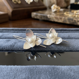 Pendientes de Aro Elegantes con Perlas y Flores de Latón Plateado para Mujer, Estilo Vintage de Lujo, Ideales para Fiestas, Bodas, Regalos, Joyería al por Mayor - Product Image 3