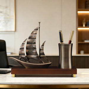 Porte-stylo en forme de voilier, en métal bronze, pour un bureau au design élégant, cadeau pour les patrons - Product Image 4