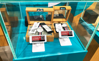 Minew Indoor Multimedia Kiosco Soporte de escritorio Señalización digital Reproductores de publicidad Eink Etiquetas de estante electrónico de doble cara