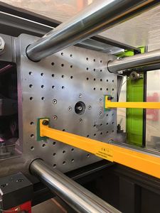 Máquina de Moldeo por Inyección Horizontal YIZUMI de 180 Toneladas con Motor Servo PLC y Caja de Engranajes de Bomba - Mejor Precio - Product Image 2