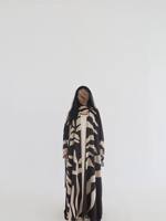 Abaya ouverte Hafizah noire et beige à imprimé abstrait avec hijab assorti pour l'Aïd, le Ramadan et les tenues décontractées