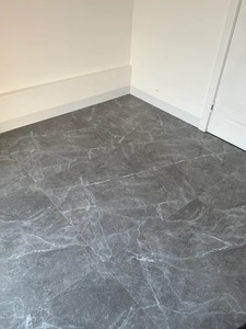 Suelo SPC entrelazado para interiores, ecológico, sin formaldehído, resistente a las manchas con doble protección UV, impermeable, antideslizante, con acabado de veta de madera. - Product Image 5