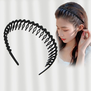 Diadema negra mate antideslizante para mujer, accesorio versátil para el cabello con hebilla de presión y borde dentado para niña - Product Image 1