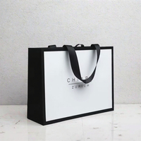 Sac de shopping en carton blanc avec poignée en ruban de luxe personnalisé, sacs en papier imprimés personnalisés avec votre propre logo