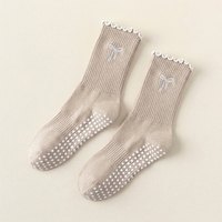 En stock, chaussettes de yoga en coton pour femmes, mignonnes, à volants et broderie antibactérienne, chaussettes de Pilates avec grip antidérapant en silicone