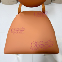 Chaise de salle à manger ovale en cuir marron avec dossier en acier inoxydable doré, moderne et luxueuse, personnalisable, pour hôtels, banquets et événements – Vente en gros