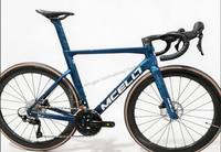 Vélo de route personnalisé en fibre de carbone légère avec 24 vitesses, freins à disque, câblage interne et jeu de roues en carbone pour la course sportive masculine