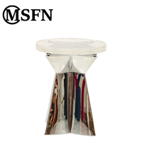 Table console géométrique moderne et transparente avec cadre en acier inoxydable poli et dessus en acrylique fini à la main pour les salons et les hôtels