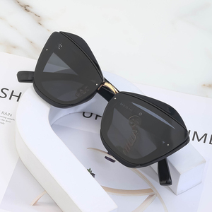 Lunettes de soleil <span class=keywords><strong>tendance</strong></span> Partagas, design personnalisé, logo, style œil de chat avec chaîne, protection UV400, pour femmes. - Product Image 3